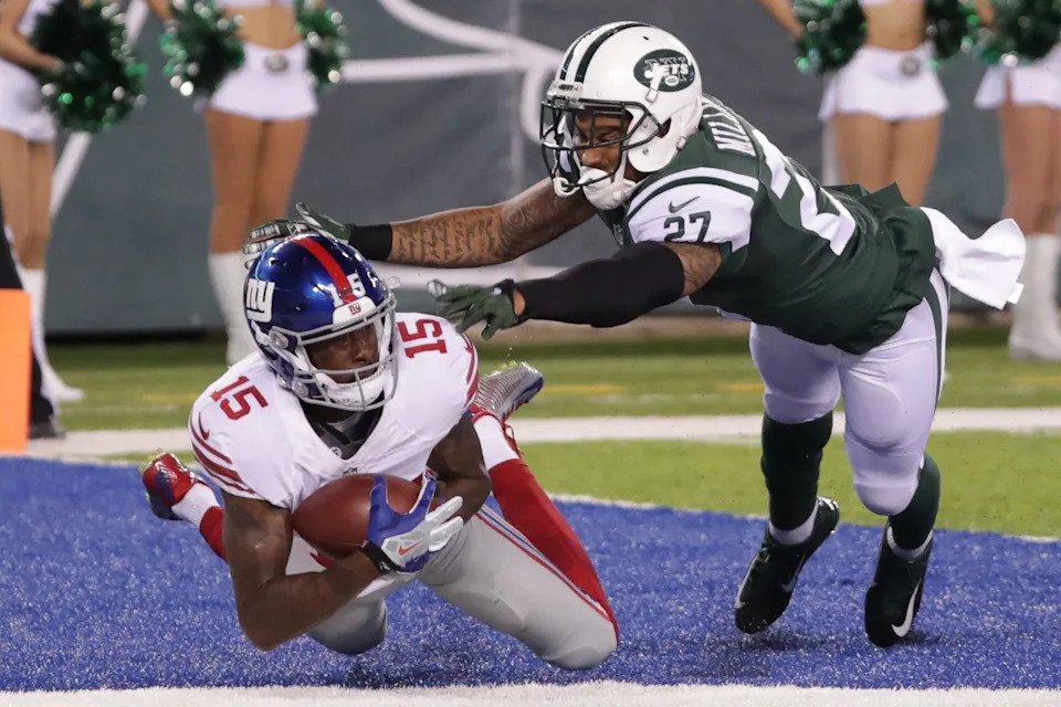 New York Giants wide receiver Tavarres King catches a touchdown pass in front of New York Jets cornerback Dee Milliner.