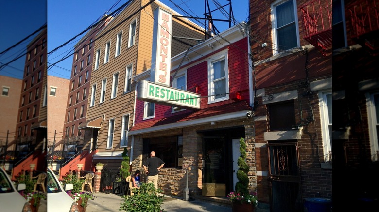 Exterior facade of Bamonte's signage