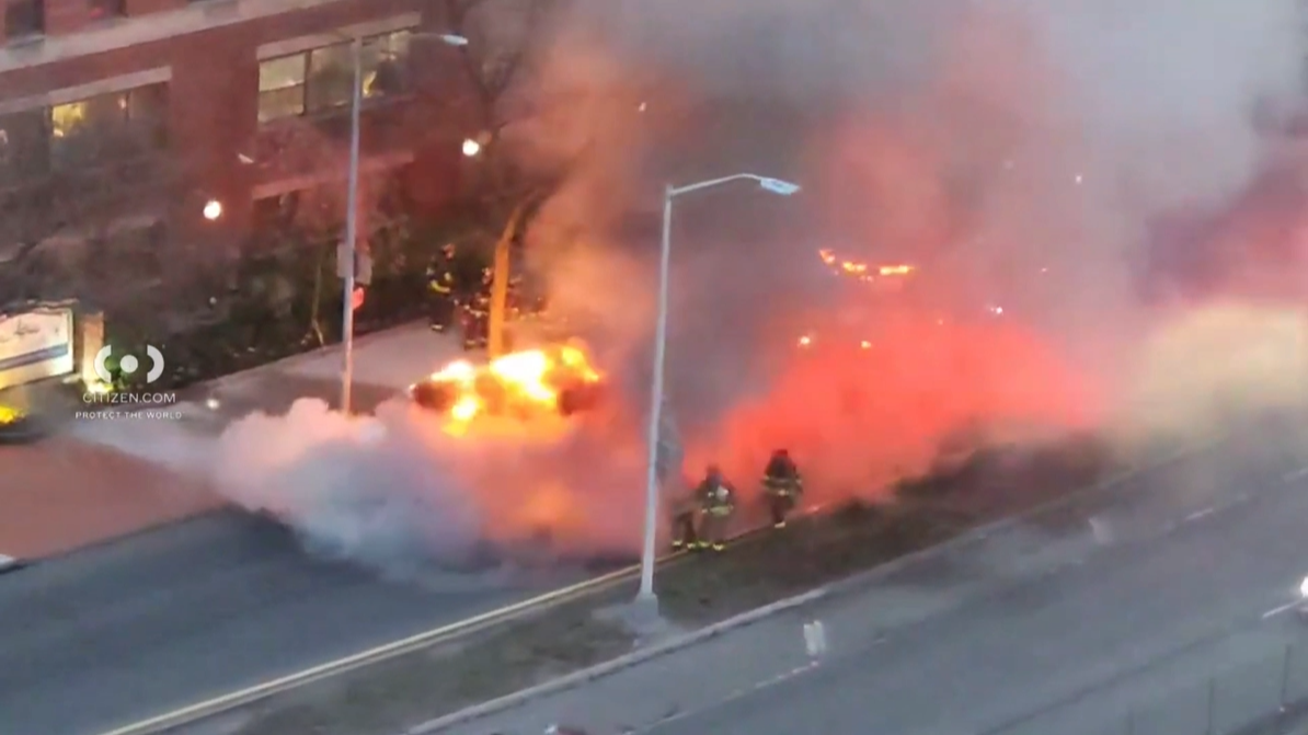 News 12 | Bronx | Car Erupts In Flames In Riverdale Sending Smoke Billowing Onto Henry Hudson Parkway