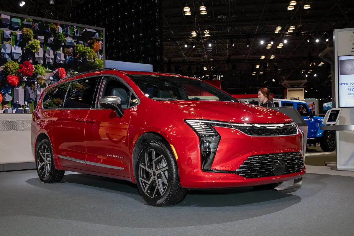 chrysler pacifica 2027 01 exterior front angle jpg