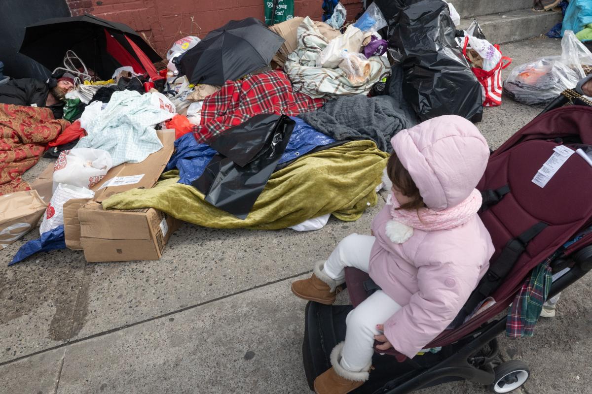 Mad Mamdani lets two people drink, have sex and sleep in middle of sidewalk