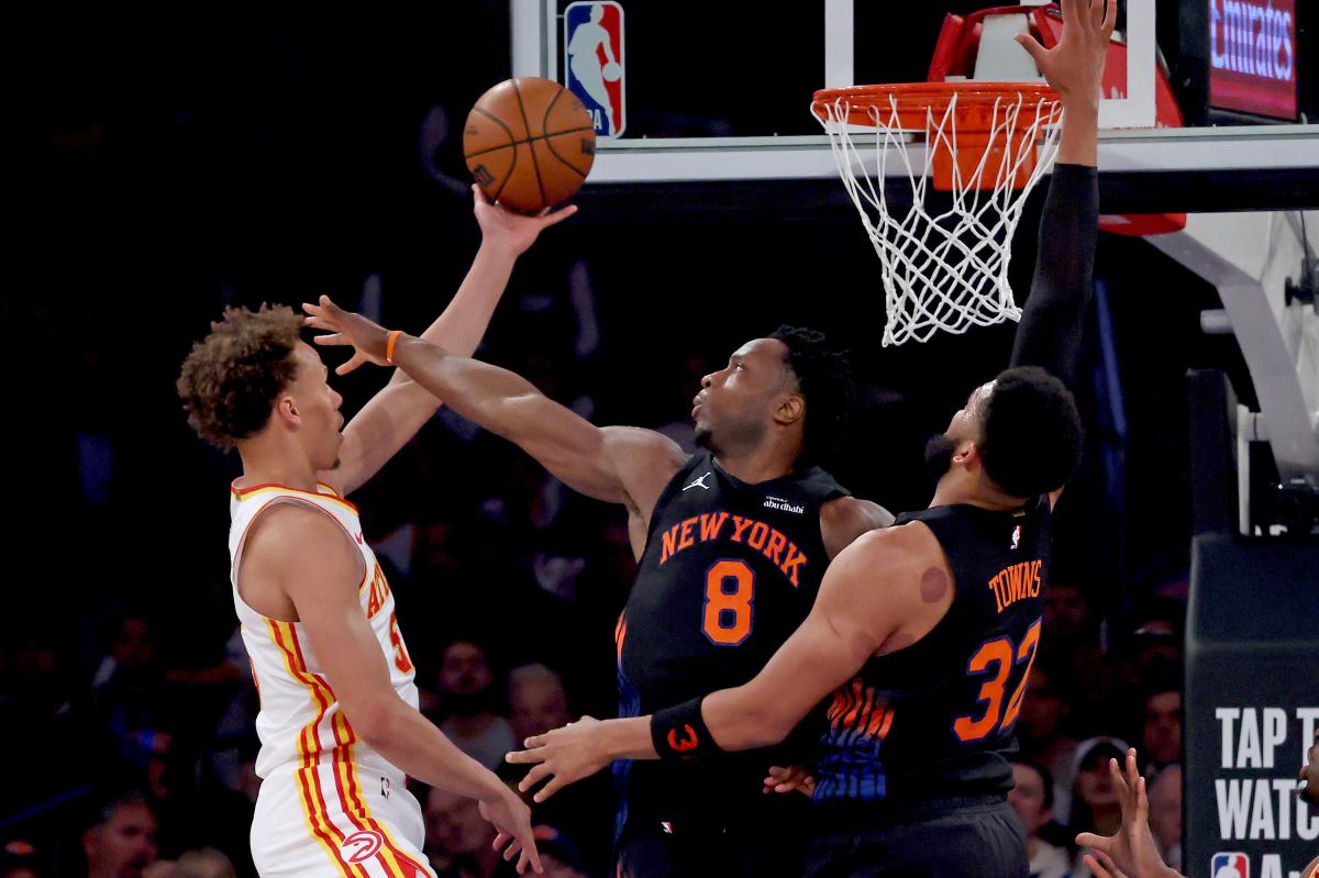 Knicks collapse in stunning Game 2 loss to let Hawks even series