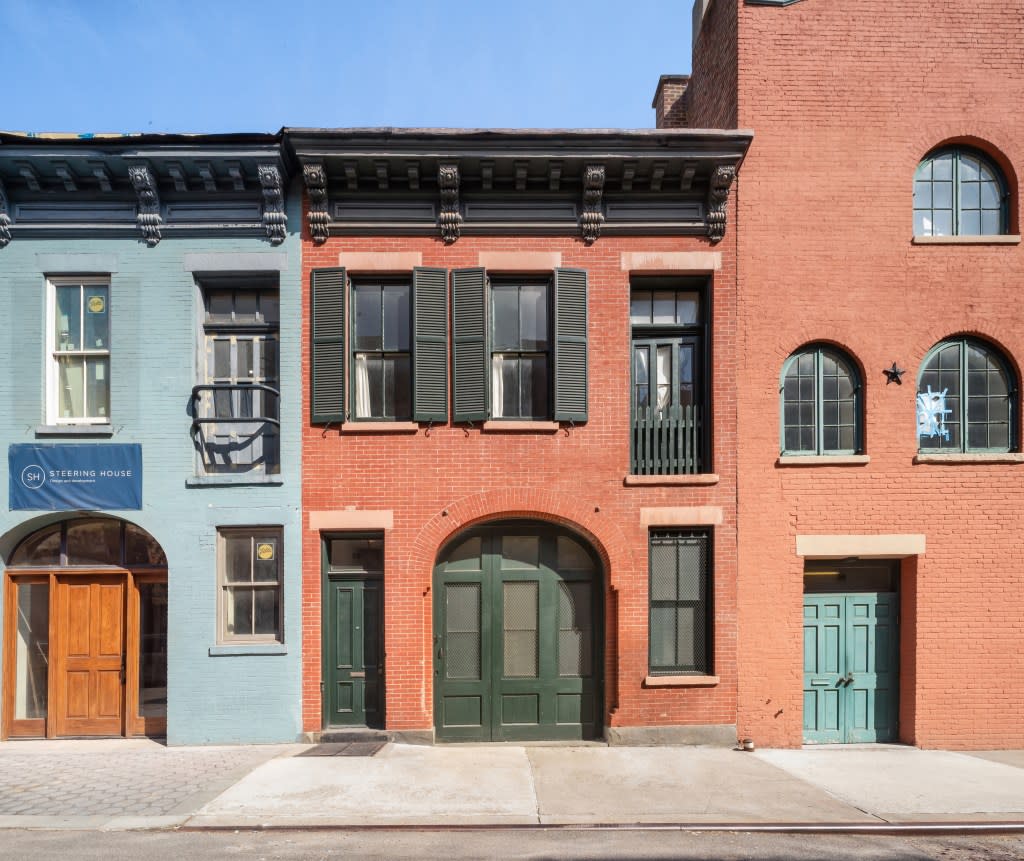Tucked along the cobblestone mews of College Place off Love Lane — a block where homes barely ever trade — No. 28 is a circa-1899 former stable. Compass