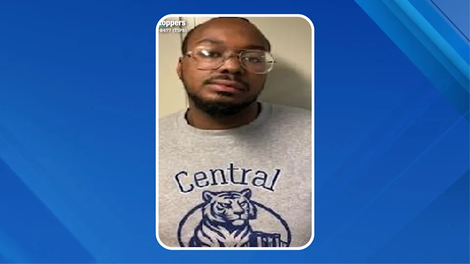 Davon Brown, 31, was arrested for allegedly sending sexually explicit texts to an 11-year-old female student in Brooklyn, authorities said. (Credit: NYPD)