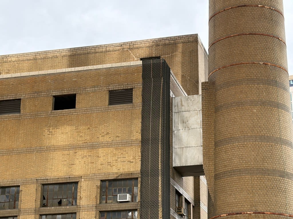 Hundreds of Roosevelt Island residents are calling on the city to halt the emergency demolition of an industrial plant they claim is “very likely” filled with dangerous toxins. Nicole Rosenthal for NY Post
