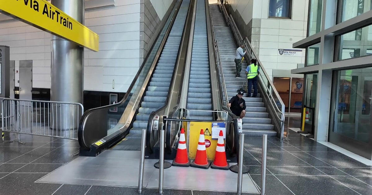 Out-of-service escalator at Queens' Jamaica Station frustrates AirTrain passengers