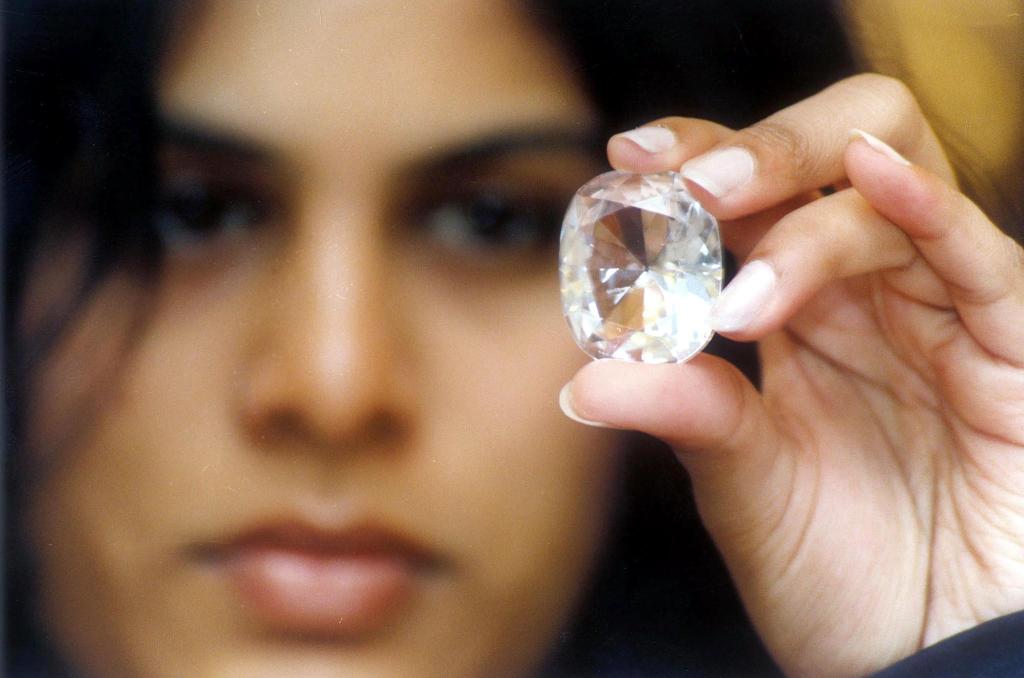 Executive Director of Jewels de Paragon (JDP) Pavana Kishore holding the Koh-i-Noor diamond.