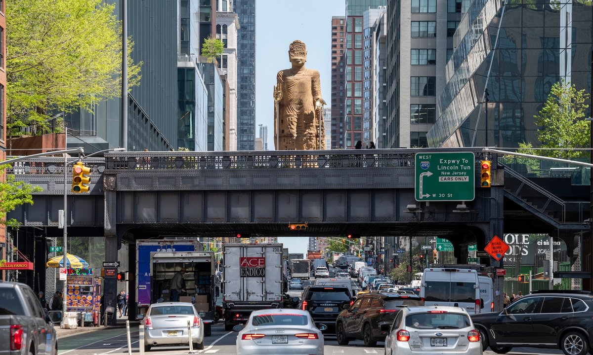 Towering homage to Bamiyan Buddhas rises over Manhattan’s High Line - The Art Newspaper