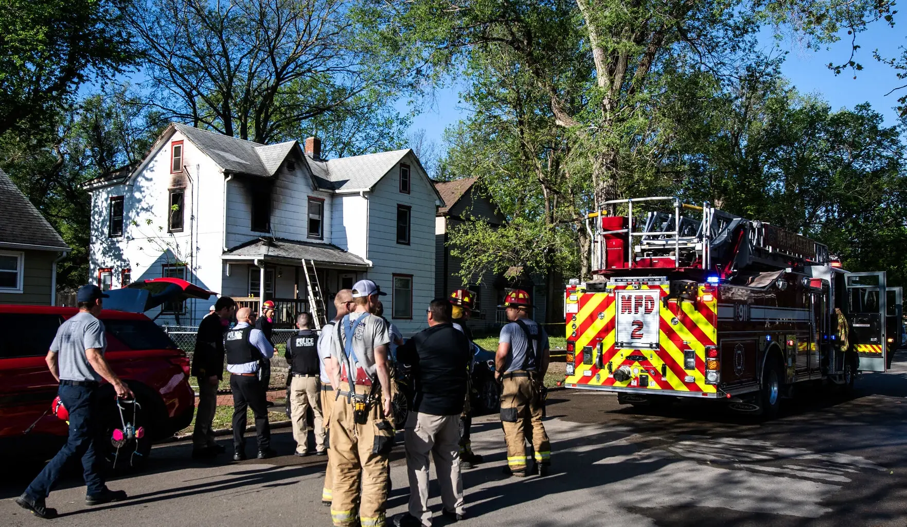 Passerby helps rescue occupants before crews arrive at Manhattan fire