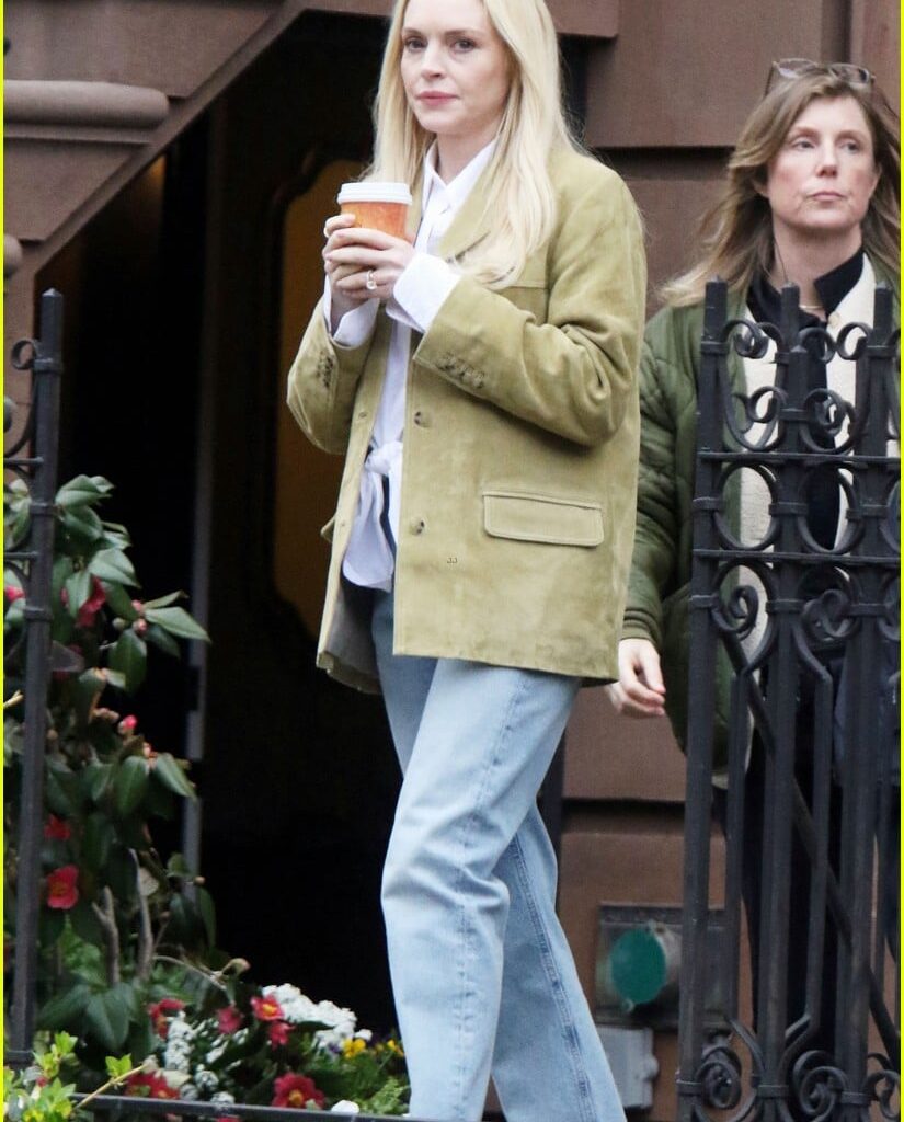 lindsay lohan films count my lies outside brownstone in nyc 055304101