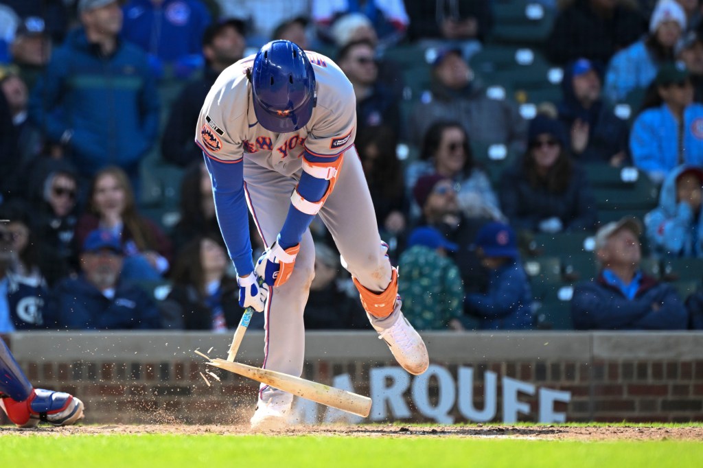 New York Mets third baseman Mark Vientos (27) with a broken bat after hitting a pop-up.