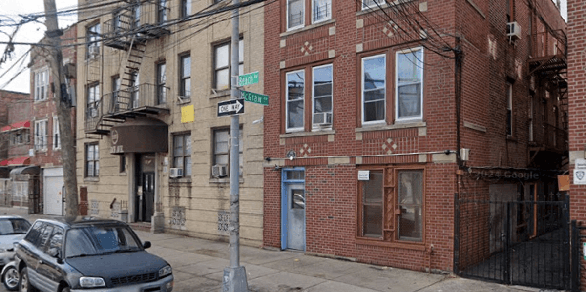Boy, 17, fatally stabbed in the back on Bronx street
