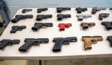 Queens College security guard indicted for selling guns on campus to undercover officer: DA – QNS