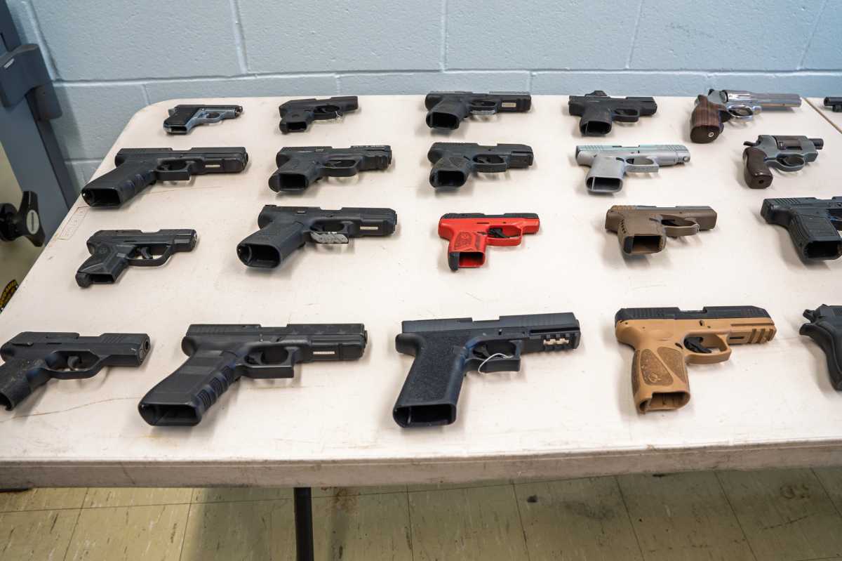Queens College security guard indicted for selling guns on campus to undercover officer: DA – QNS