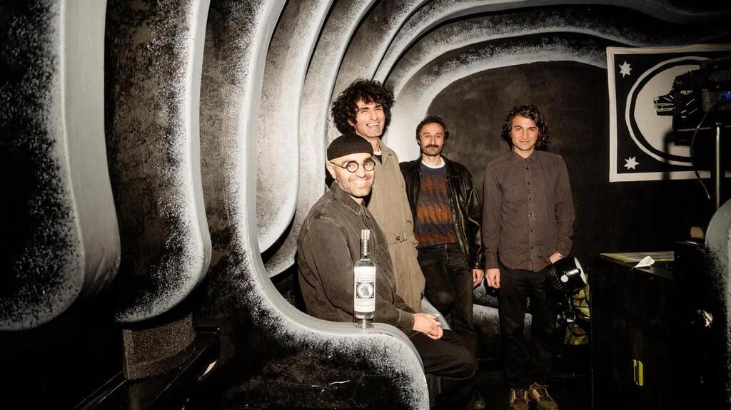 מימין לשמאל: האחים אוסקואי, סיאווש כרמפור ואמיר אימני