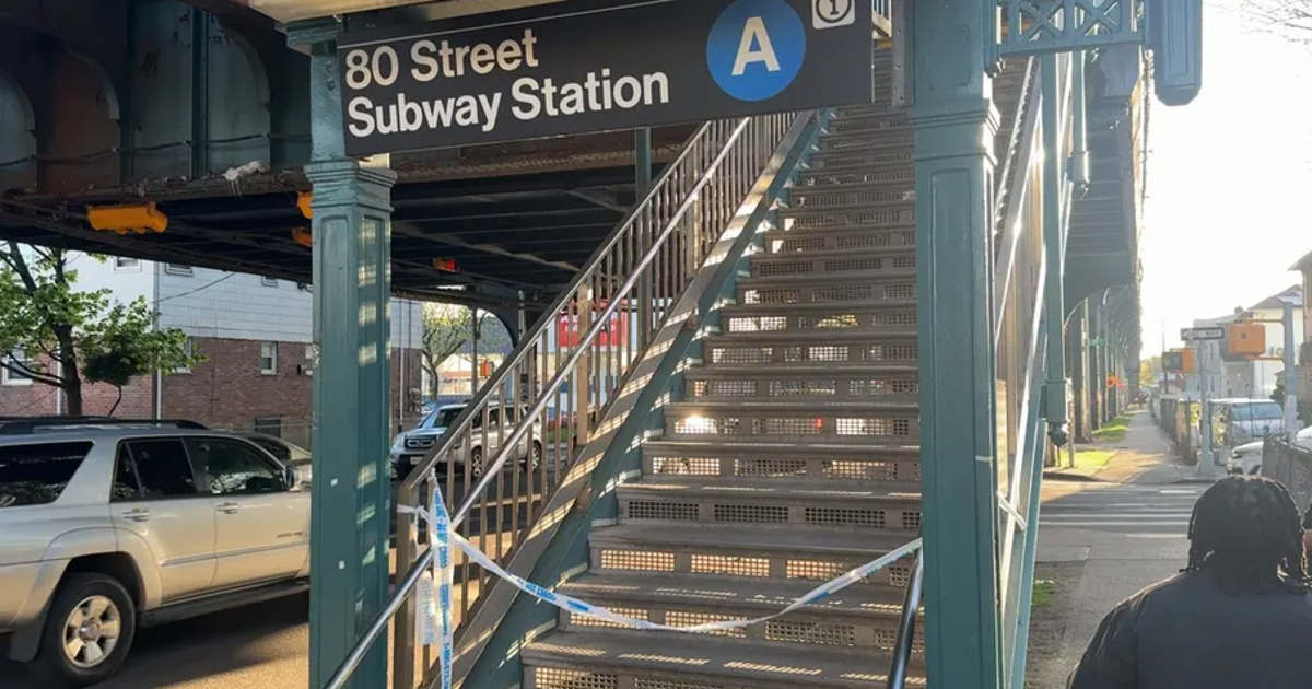 Teen charged with attempted murder after 15-year-old shot on Queens A train