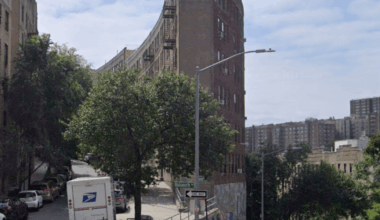 Bottle collector finds decomposing body in Manhattan alleyway