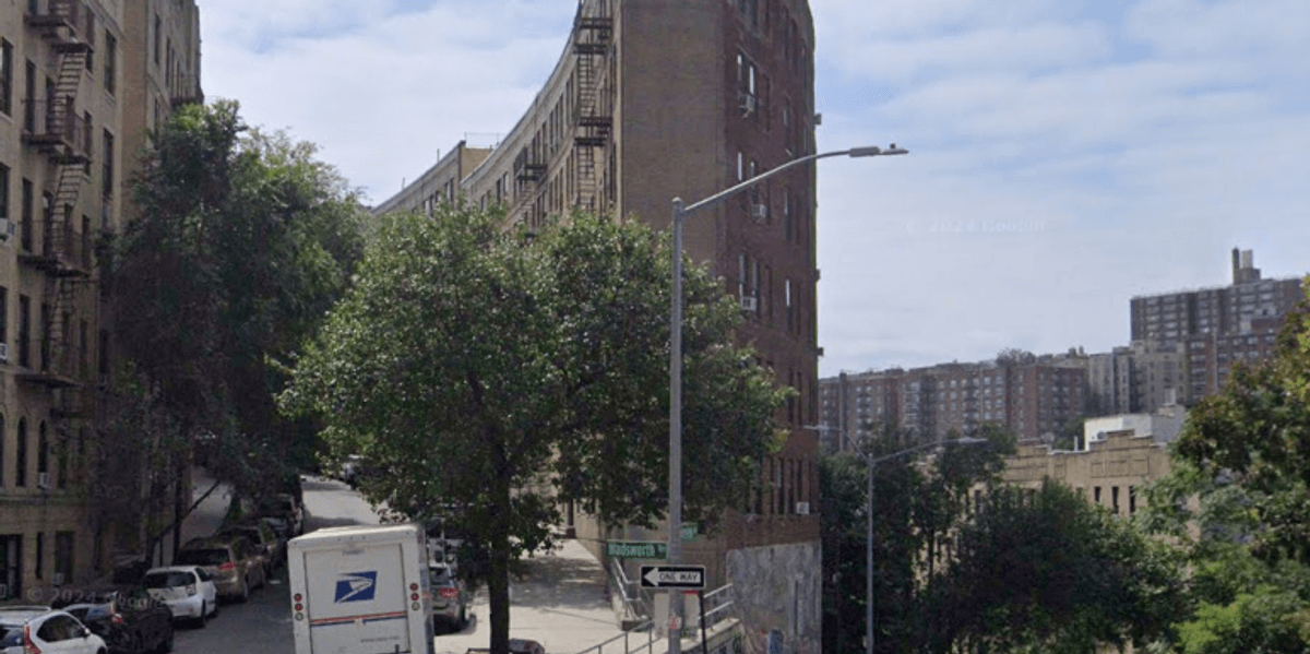 Bottle collector finds decomposing body in Manhattan alleyway