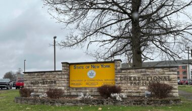 Ex-New York prison guard convicted in inmate death