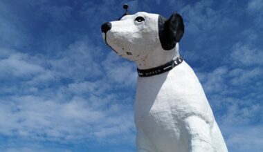 What will happen to Nipper, a dog statue on a New York warehouse