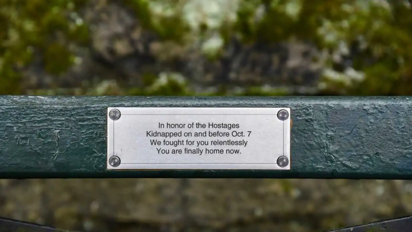 NYC Jewish community inaugurates ‘Hostages Bench’ in Central Park - JNS.org