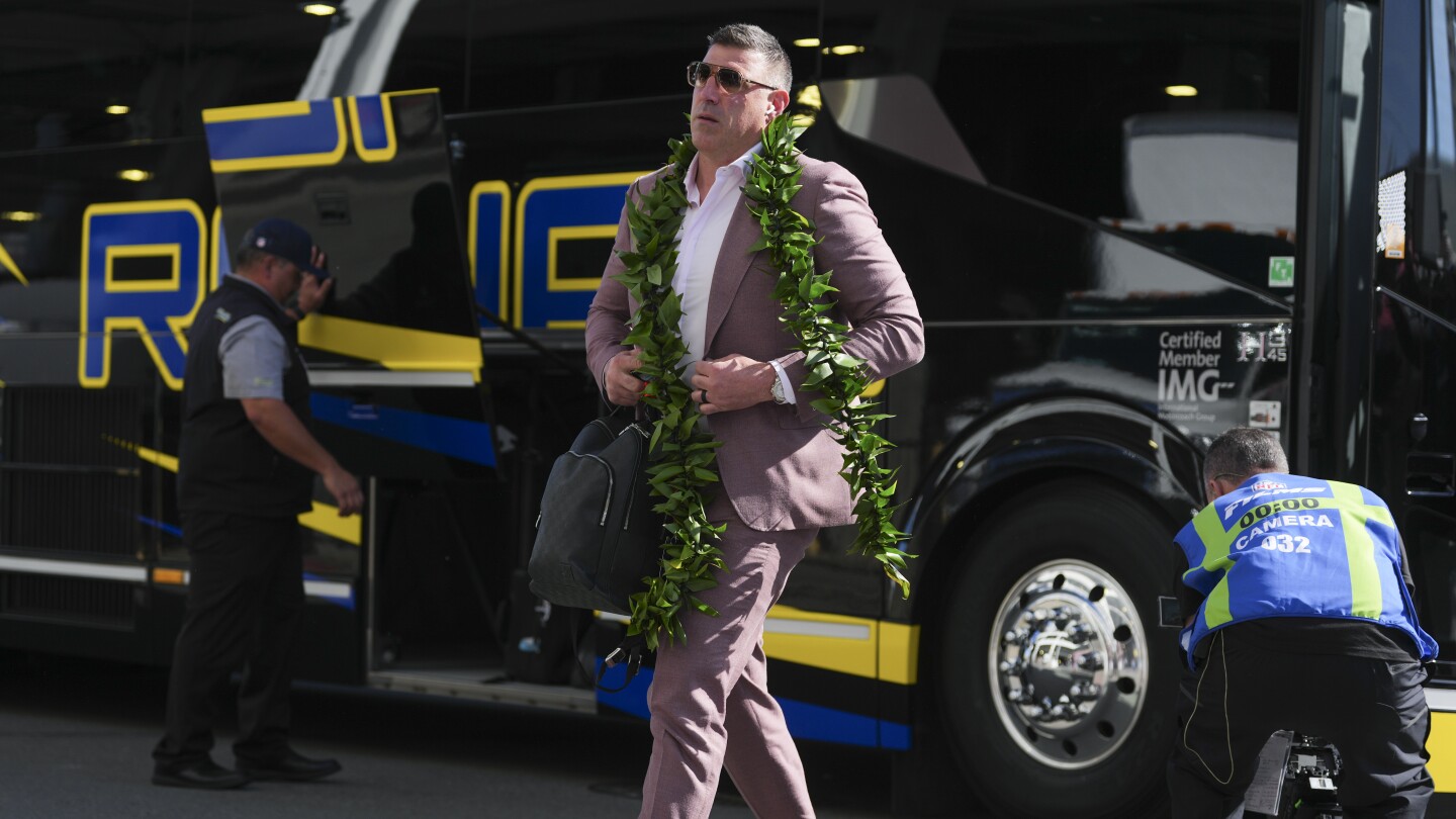 Report: Patriots tried to stop New York Post from publishing the Mike Vrabel-Dianna Russini photos