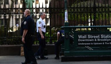 Lower Manhattan subway stabbing: Man attacked during apparent robbery attempt on 4 line, cops say