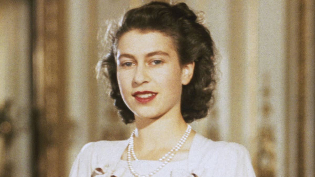 Queen Elizabeth's shockingly normal living room before becoming monarch