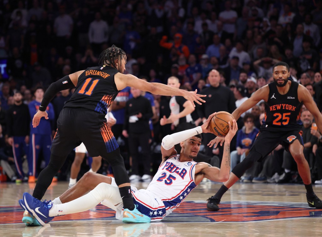 Philadelphia 76ers forward Dominick Barlow #25, defended by New York Knicks guard Jalen Brunson #11, in the 4th quarter.
