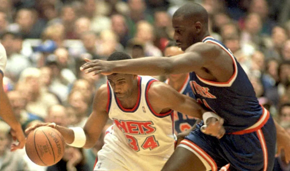 EAST RUTHERFORD, NJ - DECEMBER 27: New Jersey Nets Chris Morris (L) slips under the outstretched arm of New York Knicks Anthony Mason on a fast break in the first half their NBA game 27 December in East Rutherford, New Jersey. (Photo credit should read MARK PHILLIPS/AFP via Getty Images)