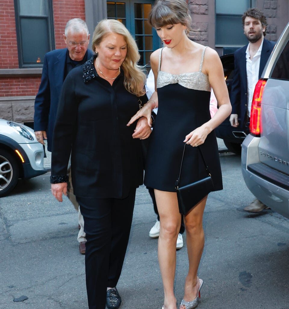 Taylor Swift Was Spotted Having a Cute Dinner With Her Entire Family in NYC