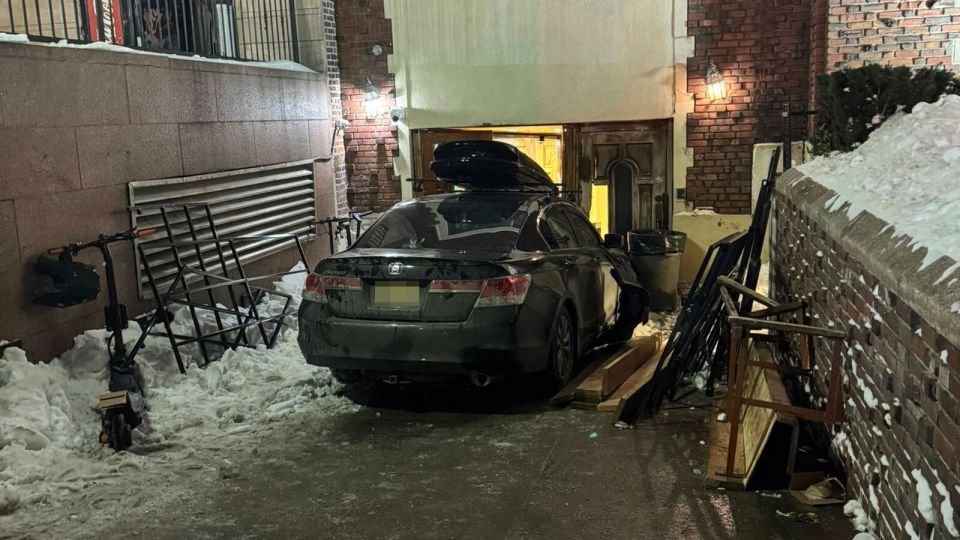 Man pleads guilty to ramming car into Chabad Lubavitch headquarters in New York City