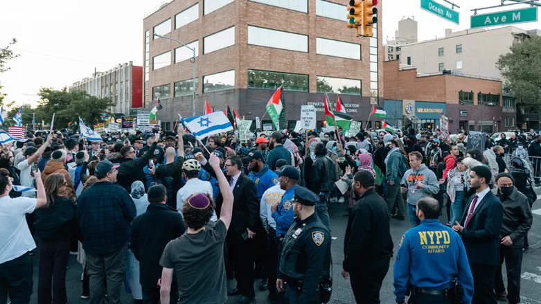 Anti-Israel protesters clash with Jews outside Brooklyn synagogue