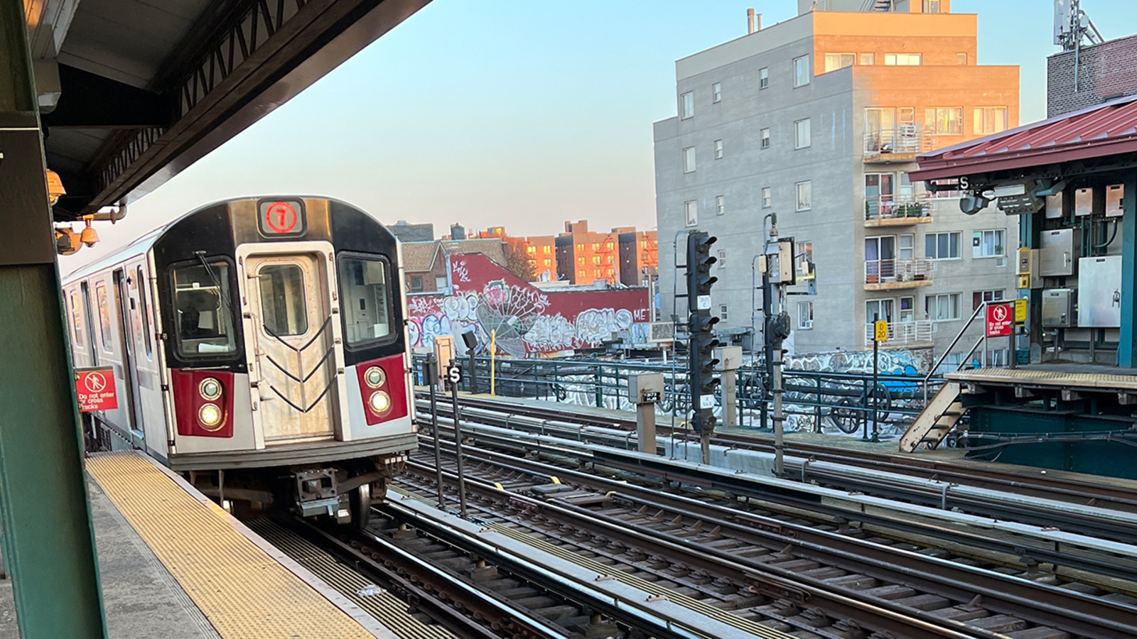 7 train service suspended this weekend and Memorial Day weekend