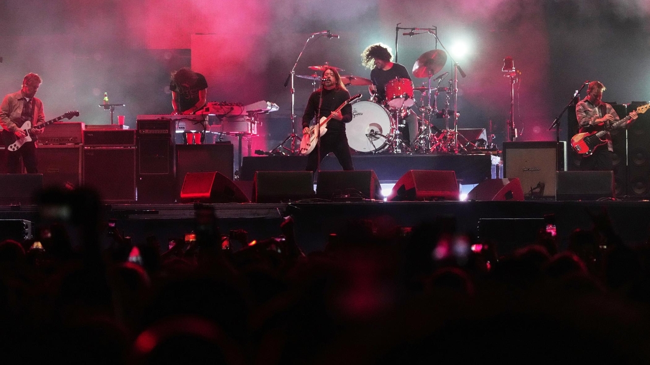 Foo Fighters bring their stadium show to a modest NYC venue. Inside the exclusive, surprise concert