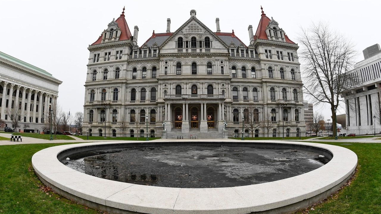 New York lawmakers near immigration policy agreement