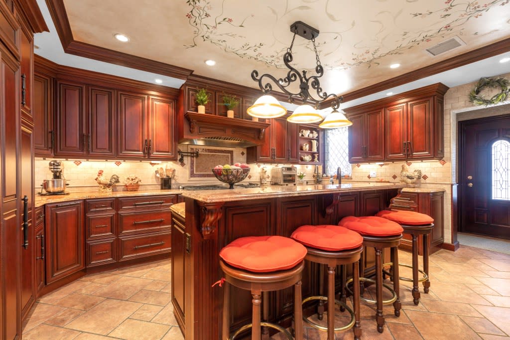 4 Point Crescent features a large kitchen. Courtesy of Douglas Elliman