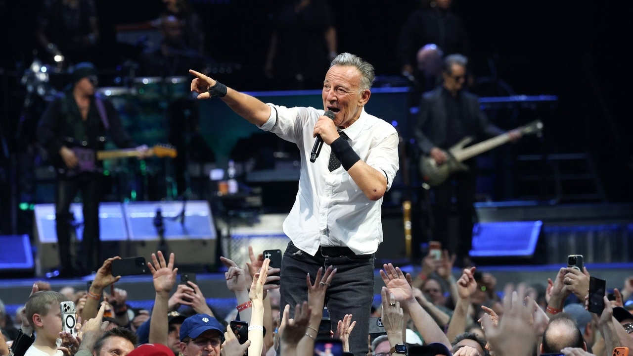 Bruce Springsteen says Long Island and New Jersey kinda like the same place
