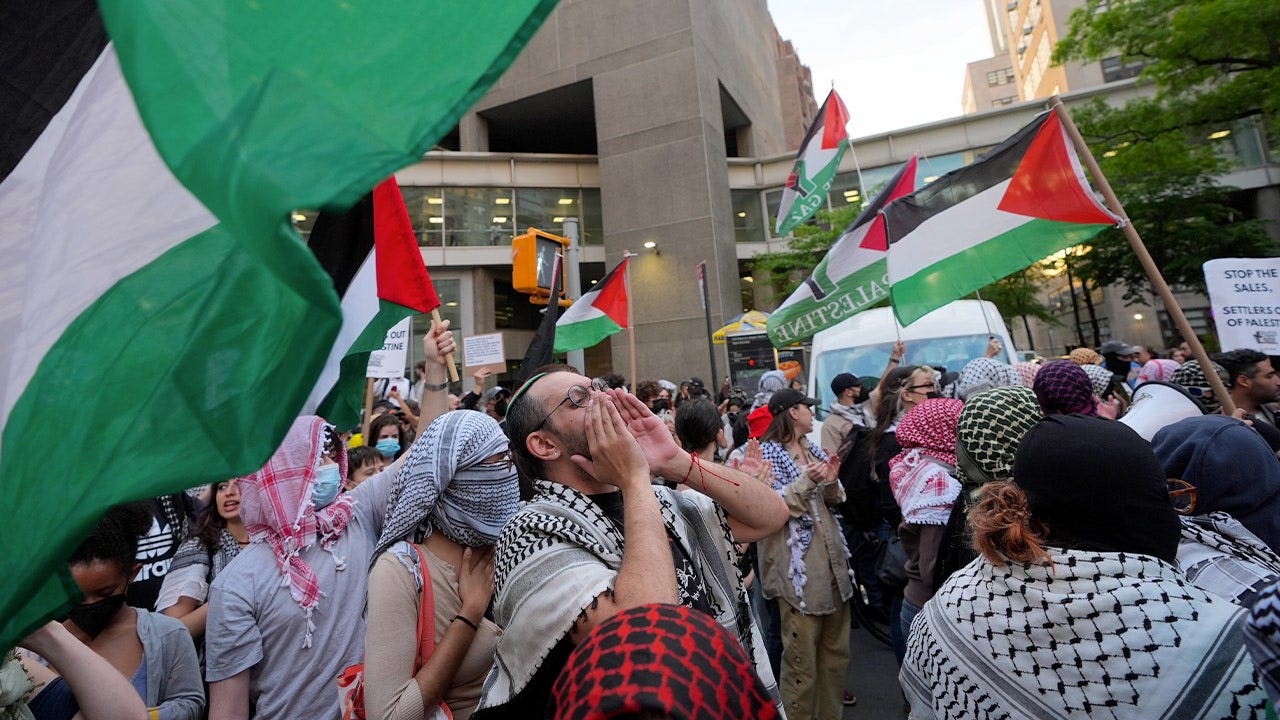 Protest at Park East Synagogue sparks criticism of NYC Mayor Mamdani