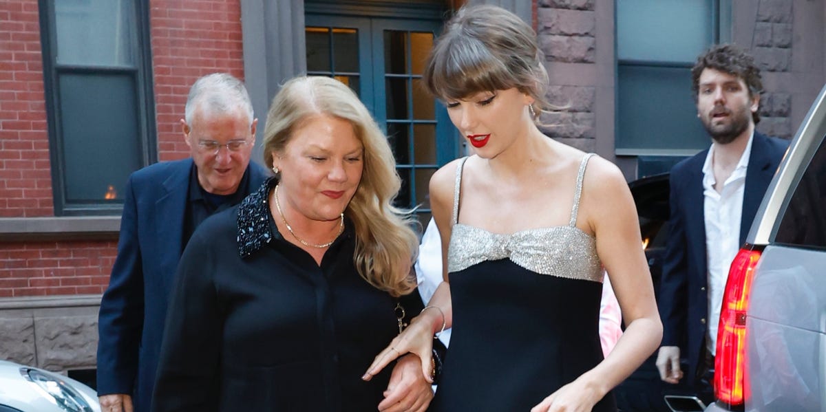 Taylor Swift Is Back in NYC! See Pics of Her Cute Family Dinner