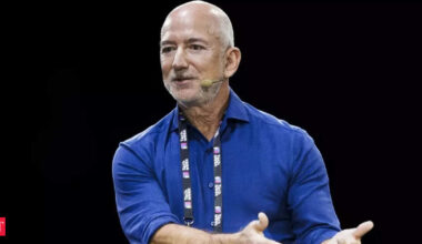 Jeff Bezos, world's 4th richest man, couldn't stop talking about a nurse in Queens earning $75,000. Here's why