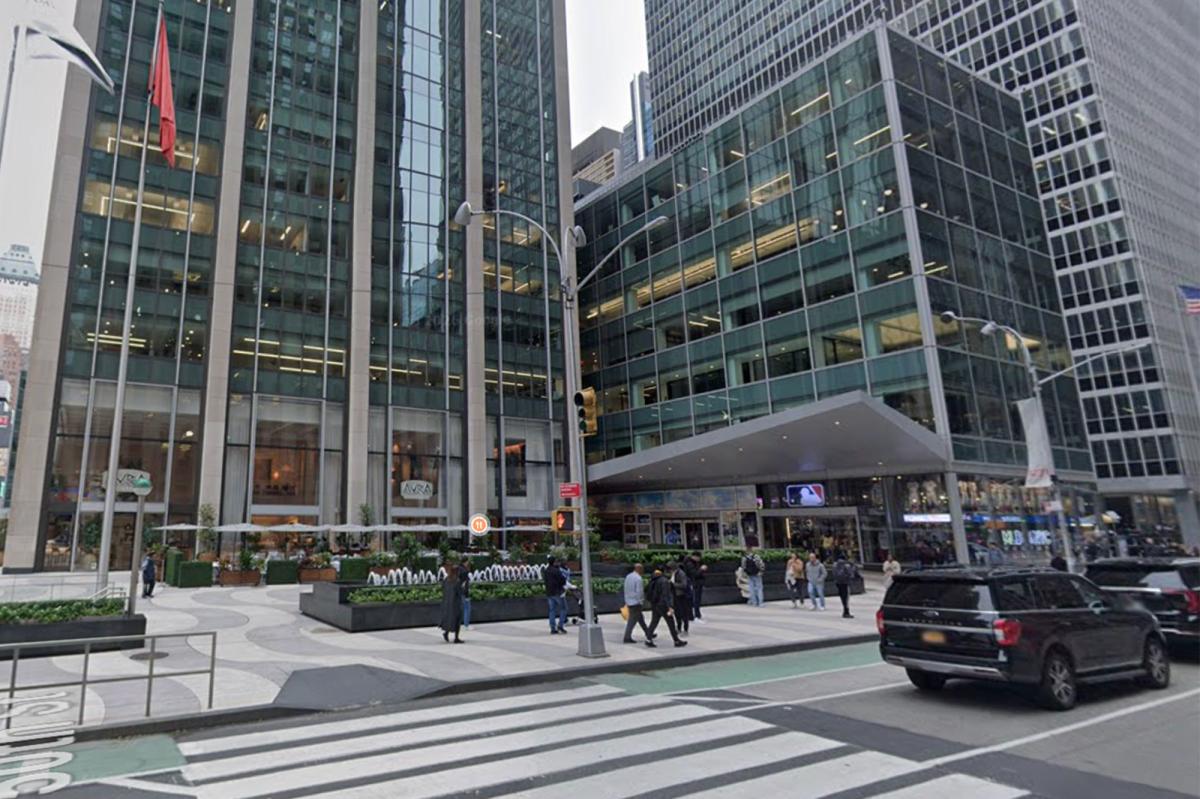 Teen slashed on neck in morning NYC attack steps from Rockefeller Center, Radio City Music Hall: cops