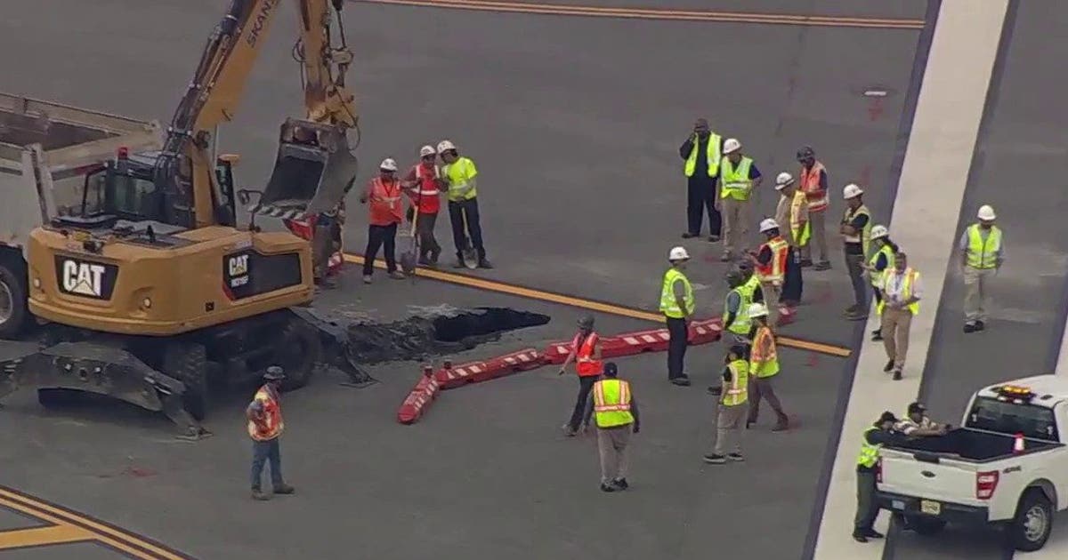 LaGuardia sinkhole: Track flight delays