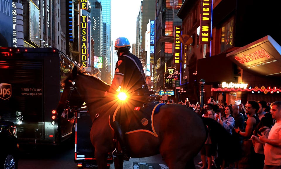 US-LIFESTYLE-MANHATTANHENGE