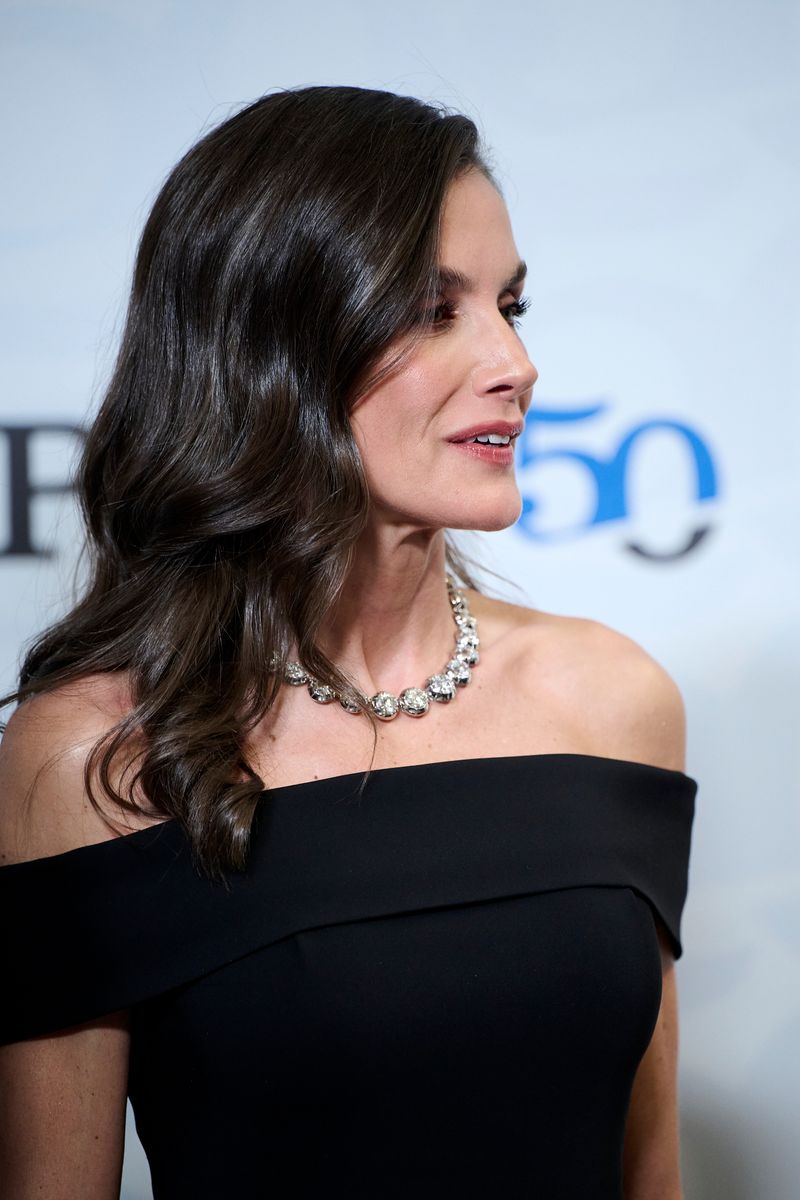 The diamond chaton necklace and earrings, rich in royal history, take center stage during the El País anniversary gala.