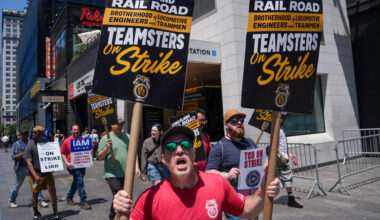 Live Updates: LIRR Strike Drags Out Monday Commute to and From NYC With No Deal in Sight