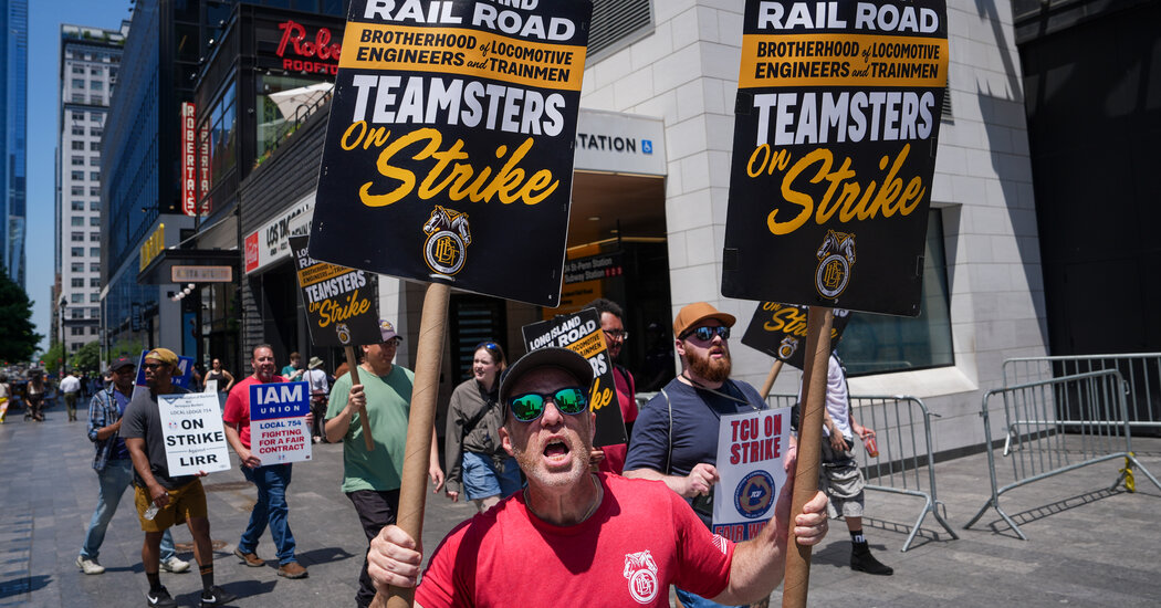 Live Updates: LIRR Strike Drags Out Monday Commute to and From NYC With No Deal in Sight