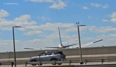 United flight strikes light pole while landing at Newark Airport