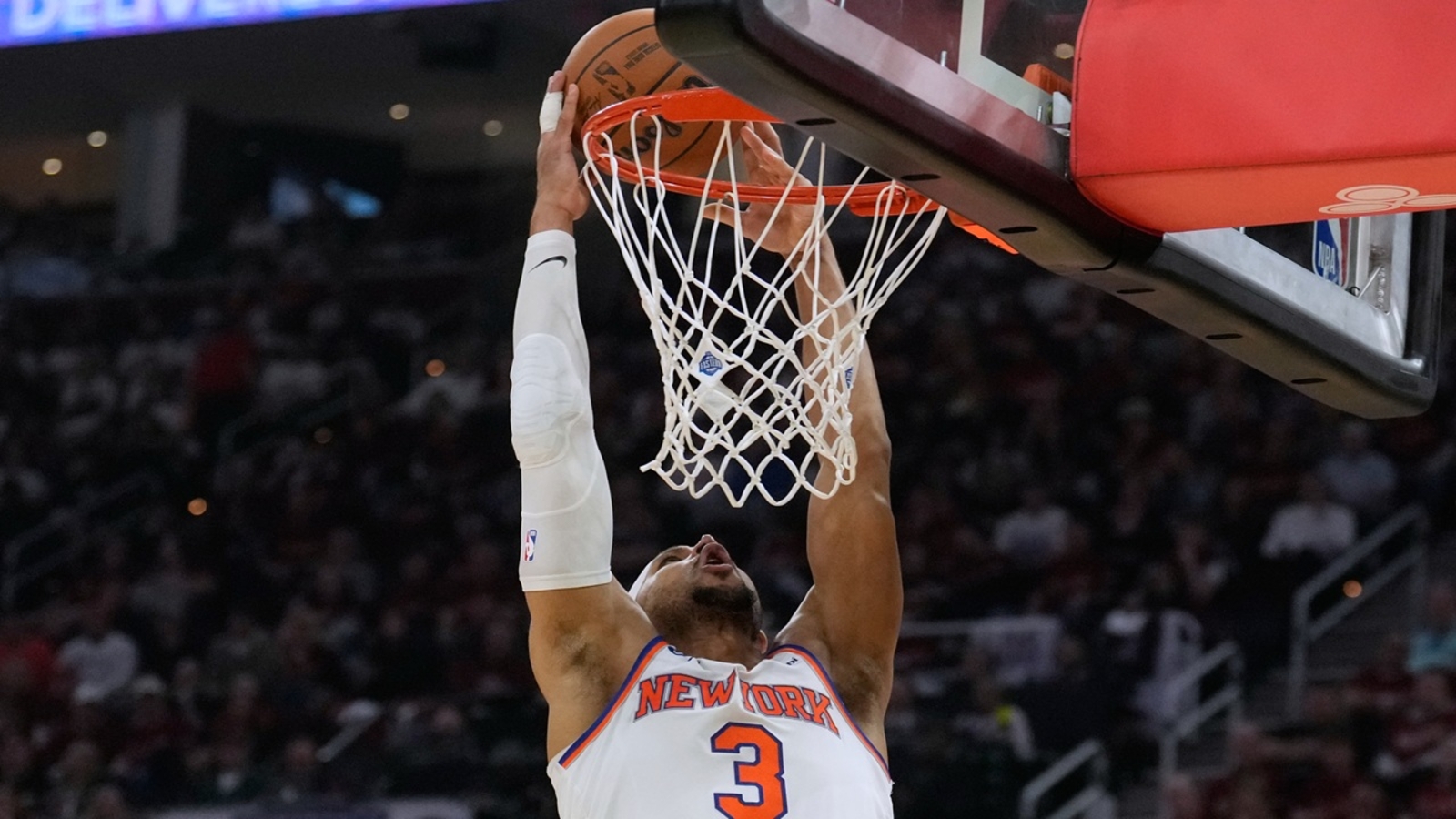 New York Knicks beat Cleveland Cavaliers 121-108 to take commanding 3-0 lead in series