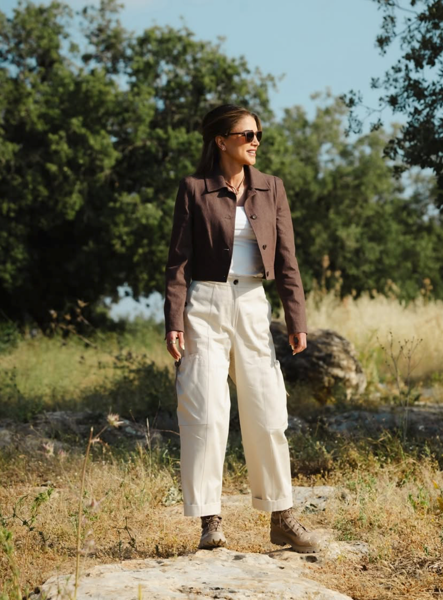 During a visit to the village of Saham Al Kafarat, Queen Rania of Jordan once again demonstrated her ability to balance practicality with polished style